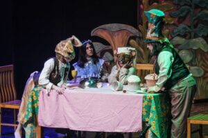 Elenco de Teatro Municipal cautiva a 500 personas con el reestreno de “Alicia”