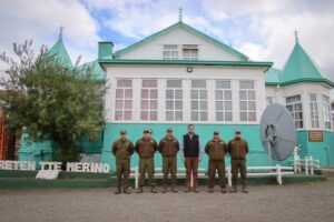 Delegado presidencial recorre retenes fronterizos y refuerza compromiso con Carabineros en Última Esperanza