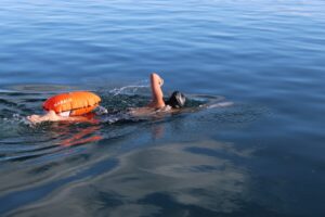 Con solo 15 años: Amanda Torres Piffaut cruzó a nado el Canal Señoret en Puerto Natales