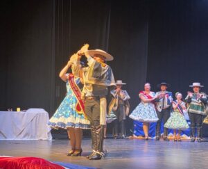 Melanie y Martín se coronan en el primer Regional de Cueca “Jóvenes del Carmesí”