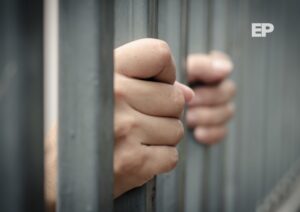 Sujeto intentó asfixiar a su hija de 2 años en Talca: Testigos evitaron el parricidio