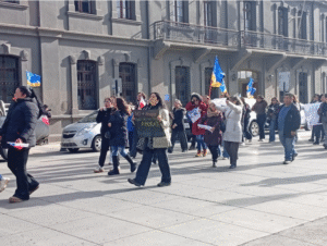 Asistentes de Punta Arenas iniciaron paro con marcha