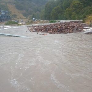 Cierran Ruta 9 Sur para vehículos menores tras desborde del río Blanco en Punta Arenas