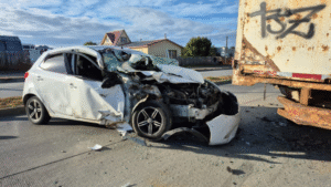 Conductor ebrio salva de milagro tras colisionar contra un camión de alto tonelaje