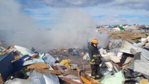 Incendio moviliza a Bomberos en el Barrio 18: Fuego afecta escombros de ex toma en calle Abate Molina