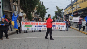 Asistentes de la educación de Natales deponen paro a la espera de fallo de Contraloría