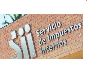 Nuevo director saca la podadora  y remueve a funcionarios del SII