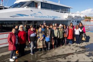 Vecinas de Puerto Natales navegan por los glaciares del Fiordo de las Montañas