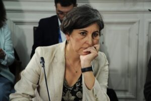Contraloría confirma “intervención” en atención de salud a mamá de exministra