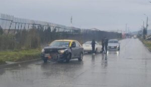 Colisión en sector sur de Punta Arenas deja a una mujer lesionada