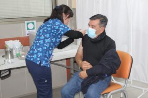 Más de 50 funcionarios municipales lideran proceso de inoculación en Punta Arenas
