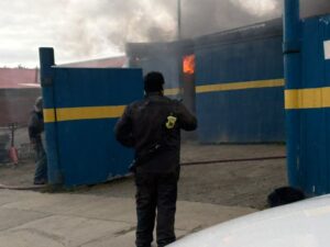 Incendio afecta a taller mecánico en Avenida Frei en Punta Arenas