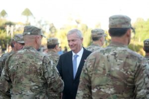 Kast se reúne con la Armada para abordar rol estratégico de Chile en la Antártica