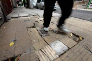 Accidentes en veredas y plazas: indemnizaciones en el país superan los 400 millones de pesos