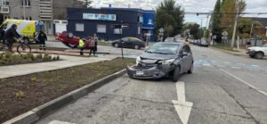 Colisión y posterior volcamiento en céntrica esquina de Punta Arenas