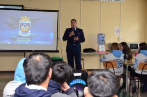 Cómo postular a la Fuerza Aérea: FACH realiza charlas vocacionales en colegios de Punta Arenas