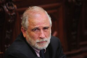 Republicanos abren puerta a acusación constitucional contra exministro Montes