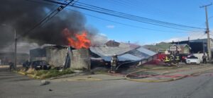 Grave explosión en vivienda deja a una persona con quemaduras en Punta Arenas