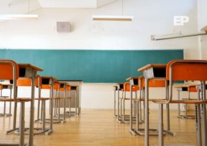 Estudiante de 12 años ataca con cuchillo a niño de primero básico en baño de colegio