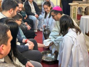 Cientos de fieles conmemoran el Jueves Santo en la Catedral de Punta Arenas