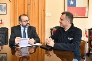 Municipio de Punta Arenas y Seremi de Cultura sellan alianza para ampliar oferta artística gratuita