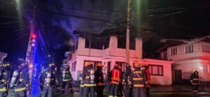 Incendio destruye vivienda en pleno centro de Punta Arenas: Un herido grave por corte cervical