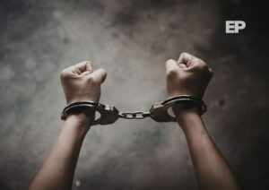 Sujeto es detenido con un cuchillo táctico y termina en prisión por multas impagas