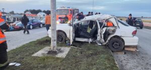 Violento choque en Costanera de Punta Arenas: Vehículo se incrustó contra poste y deja a conductor con heridas graves