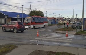 Colisión involucró a dos vehículos particulares y una micro.
