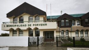 Municipalidad de Porvenir impugnará fallo que ordena eventual restitución de ex secretaria municipal
