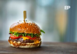 Niño de 8 años fallece tras consumir hamburguesa cruda en local de comidas