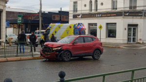 Conductor de Mercedes Benz choca, lesiona a niña de 4 años y huye contra el tránsito