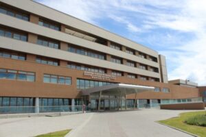 A la Clínica RedSalud trasladarán a hombre herido tras explosión