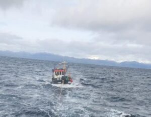 Embarcación a la deriva en el Estrecho de Magallanes fue auxiliada por catamarán turístico