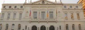 Contraloría cuestiona gestión de Santiago por uso de gift cards para vestuario