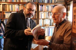 Entre libros y memoria: un momento de historia en casa de Mateo Martinic
