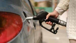 Bencinas suben hasta $36 y el diésel escala $63 por litro este jueves