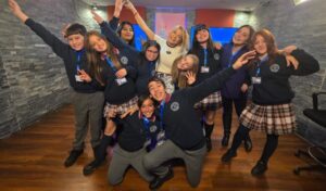 Estudiantes del Colegio Charles Darwin conocen los secretos de la TV en vivo