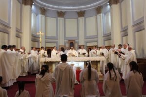 Sacerdotes de Magallanes renovaron sus promesas sacerdotales en la Misa Crismal