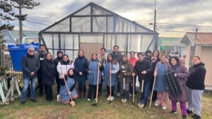 Seguridad Alimentaria: Diez familias de Punta Arenas impulsan huerto comunitario con apoyo estatal