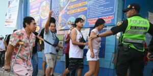 Perú extiende su jornada de votación para este lunes