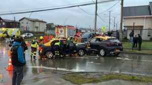 Triple colisión en Punta Arenas: Auto termina 
