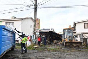 Punta Arenas: Municipio demuele casa 