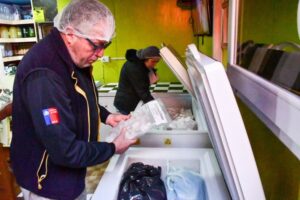 Intensifican fiscalización en locales de productos marinos en Puerto Williams por Semana Santa