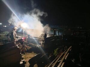 Desconocidos incendian chatarra de vehículo en sector Juan Williams