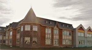 Punta Arenas: Familia presenta querella por injurias tras gira de estudios al extranjero