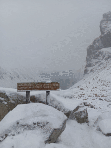 Conaf refuerza llamado a visitantes por deshielos y nieve en sendero Base Torres
