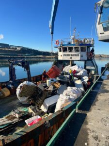 AquaChile y comunidad de Puerto Edén concretan retiro de chatarra y reparación de muelle sanitario