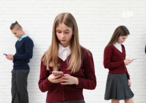 Estudio internacional: prohibición de celulares reduce uso, pero no mejora notas ni asistencia
