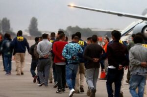 Gobierno de Kast concreta expulsión masiva de 80 extranjeros en inédito vuelo comercial